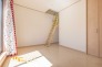 屋根裏収納につながるお部屋で、収納スペースを身近に活用できます。シンプルな間取りで家具も配置しやすく、暮らしに合わせて使いやすいお部屋です。
