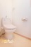 清潔感のある明るいトイレ空間。温水洗浄機能付きで、使うたびに快適な使い心地を感じられます。毎日の暮らしに嬉しい、気持ちよく使える水回りです。
