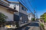 公道約4ｍの道路に面した角地で、2方向が開けた開放感のある立地。敷地内には1台分の駐車スペースを確保し、お車をお持ちのご家庭にも便利です。

