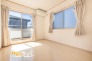 全居室2方向に窓を設けた2面採光で、自然光が差し込む明るく風通しの良い空間。心地よい光と風に包まれながら、それぞれのプライベート時間をゆったり過ごせます。
