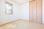 全居室に収納を備えた、収納力のある住まい。衣類や荷物をそれぞれのお部屋で整理でき、居住空間をすっきり保ちながら、ゆとりのある暮らしを楽しめます。
