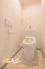 温水洗浄機能付きトイレを備え、毎日の使い心地にも配慮。住まいの快適性を高める設備が整っています。