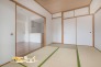 リビングとつながる和室は、横になったり趣味の時間を過ごすのにぴったり。心地よくリラックスできる空間です。