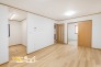 約14帖のゆとりあるリビングは、家族が集まり思い思いの時間を過ごせる住まいの中心。ソファやダイニングテーブルなど、お好みの家具を配置して居心地の良い空間を作れます。
