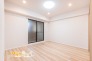 広々とした約7.5帖のお部屋は、ベッドや家具をゆったり配置できる嬉しい広さ。寝室としてはもちろん、ワークスペースや趣味の部屋など、ライフスタイルに合わせて幅広く活用できます。
