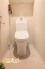 清潔感のある明るいトイレ空間。温水洗浄便座を備え、毎日の生活を快適にサポートします。すっきりとした印象で、気持ちよくお使いいただけるトイレです。
