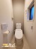 温水洗浄タイプのトイレは、快適さと清潔さを両立した使いやすいデザイン。便座の快適機能も備わり、毎日の生活がより便利になります。
