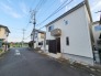 前面道路は幅員６ｍ。車通りも少なく、余裕をもって駐車しやすくなっています。