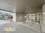 住まいへのアプローチを彩る外エントランス。建物へ入る前から落ち着いた雰囲気を感じられ、日々の帰宅を穏やかに迎えてくれる空間です。