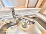 水道の蛇口からいつでもおいしい水を飲むことができる浄水器付のキッチン。浄水器一体型水栓なのでシンク回りがすっきりして、広々としたワークスペースを確保できます。

