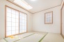日常の中で和の趣を感じられる住空間です。畳敷きなので、快適に横になれるのはもちろん、フローリングや椅子の硬さが苦手な方でもリラックスして過ごせる嬉しい一室となっております。
