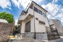 閑静な住宅街に佇む一戸建て。徒歩圏内に小・中学校やスーパー、コンビニ、医療施設が揃い、毎日の暮らしを安心して送れる住環境です。室内はフルリフォーム済みで気持ちよく新生活を始められます。