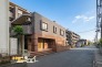 東武伊勢崎線「草加」駅徒歩15分、閑静な住宅街に佇むマンション。スーパー・コンビニ・病院・郵便局など生活に便利な施設が徒歩圏内に揃う、利便性の高い住環境です。
