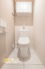 清潔感のあるトイレ空間に温水洗浄便座を備え、毎日快適にお使いいただけます。上部には扉付きの収納棚があり、トイレットペーパーなどの用品もすっきり収納でき、生活感を抑えたきれいな空間を保てます。
