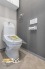 温水洗浄タイプのトイレは、快適さと清潔さを両立した使いやすいデザイン。便座の快適機能も備わり、毎日の生活がより便利になります。
