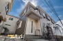 ゆとりある広さが魅力の再生住宅。駐車2台可能なため、お車をお持ちの方にも嬉しい住まいです。バス停徒歩5分の便利な立地に加え、暮らしやすさに配慮された間取りで快適な新生活を始められます。