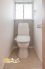 2か所に設置されたトイレは、温水洗浄便座付きで毎日を快適に過ごせる嬉しい設備。朝の支度時やご家族それぞれの生活時間にもゆとりが生まれ、気持ちよくお使いいただけます。