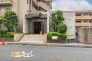 敷地へ足を踏み入れた瞬間から住まいへの期待感を高めてくれる、スッキリとした外エントランスです。