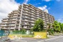 「獨協大学前」駅徒歩18分、閑静な住宅街に位置するマンション。小・中学校や買い物施設も徒歩圏内に揃い、子育て世代にも暮らしやすい住環境です。
