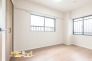 2面採光で自然光が差し込む明るいお部屋。シンプルな間取りで家具も配置しやすく、寝室や子ども部屋などライフスタイルに合わせて自由に使える空間です。

