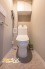 清潔感のあるトイレ空間に、温水洗浄機能を備え快適にお使いいただけます。上部には収納棚もあり、トイレットペーパーなどの用品をすっきり整理できます。
