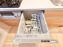 ビルトインタイプの食洗機なら乱雑になりがちなカウンターの上もきれいに片付きます。手で洗いにくいザルやおろし金なども食洗機におまかせでき、ワークスペースを広く確保できるため、お料理の下ごしらえや盛り付けもこだわりを充実できます。
