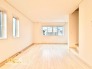 あたたかな日差しが降り注ぐ居心地の良いリビング。自然と会話が弾む設計は、住む人に笑顔を届けたいという想いが込められています。
