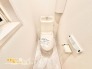 温水洗浄タイプのトイレは、快適さと清潔さを両立した使いやすいデザイン。便座の快適機能も備わり、毎日の生活がより便利になります。

