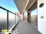 住まいの横幅を活かしたワイドスパンバルコニー。洗濯物をたっぷり干せるだけでなく、布団や大きな荷物も扱いやすい、ゆとりのある屋外空間です。