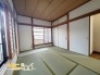洋室隣接する和室は、畳ならではの心地よさが魅力。バルコニーに面し、自然光を感じながら過ごせる快適な空間です。
