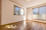明るく心地よい洋室は、シンプルで家具を配置しやすい空間。寝室や子ども部屋など、ライフスタイルに合わせて使えます。
