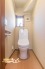 清潔感のあるすっきりとしたトイレ空間。毎日気持ちよくお使いいただける、明るく使いやすい空間です。
