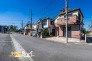 南側・東側の2方向が道路に面した南東角地。開放感があり、陽当たりにも恵まれやすい好立地！駐車2台可能でお車をお持ちの方にも嬉しい広さです。
