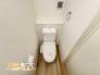 温水洗浄タイプのトイレは、快適さと清潔さを両立した使いやすいデザイン。便座の快適機能も備わり、毎日の生活がより便利になります。

