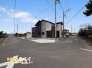 明るい陽射しと心地よい風が舞い込む角地。２方向道路に面しているため、陽当たりが良く、隣家からの圧迫感も軽減されます。

