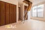 小屋裏収納やクローゼットの充実した主寝室。収納による場所を取らないので、お部屋のスペースを最大限に活用可能！レイアウトも自由にお好きなインテリアを楽しむことができます。