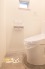 温水洗浄タイプのトイレは、快適さと清潔さを両立した使いやすいデザイン。便座の快適機能も備わり、毎日の生活がより便利になります。
