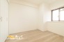 こちらのお部屋は自由にカスタマイズを楽しめるシンプルなルームデザインで、家具やレイアウトでお好みの空間をつくり上げられます。

