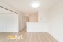 広々としたリビングはあたたかな日差しの降り注ぐ居心地の良い住空間に仕上がりました。いこいの場に相応しくご家族との会話も自然とはずむ仕様です♪

