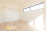 約９帖主寝室は大型べッドも配置しやすくお部屋のインテリアにこだわることのできるキレイな間取りのため、自分だけの空間づくりを楽しむことができます♪

