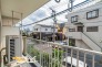 続きバルコニーは２部屋からアクセスできるゆとりの広さでお部屋の空気も爽やかに♪日当たりも良くお洗濯物の多い日もたくさん乾かせます♪
