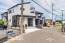 交通量の少ない閑静な住宅街に位置するため、静かで快適な暮らしを実現できます。