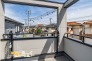 広々としたバルコニーは、陽光がたっぷり降り注ぐ明るい空間。洗濯物やシーツも、青空の下で気持ちよく乾かせます。
