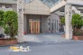 建物へと続く外エントランスは、住まいへの期待感をやさしく高めてくれるアプローチ空間。毎日の暮らしに心地よい第一印象をもたらしてくれます。