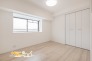 全居室に設けられた出窓が、お部屋に開放感と明るさを演出。自然光が広がる、温もりあふれる住空間です。