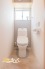 トイレは1・2階の2ヶ所に設置されており、朝の忙しい時間帯や来客時にもスムーズに使用可能。ご家族みんなが快適に暮らせる、使い勝手に配慮された住まいです。