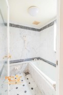 人造大理石の浴槽は硬度が高く、滑らかな手触りが特徴です。汚れが落ちやすく、日々の掃除やお手入れラクラク♪見た目にも高級感があり、清掃性とデザイン性を両立させている点が最大の魅力です。
