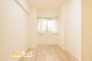 こちらのお部屋は自由にカスタマイズを楽しめるシンプルなルームデザインで、家具やレイアウトでお好みの空間をつくり上げられます。
