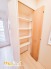 2号棟 【快適さと機能性を備え】
リビングにつながる階段の突き当りに設置された可動棚はご家族の本棚などに利用できます♪