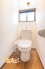 便利な仕様で快適な温水洗浄トイレは小窓付で明るく換気もしやすい清潔な空間です♪

